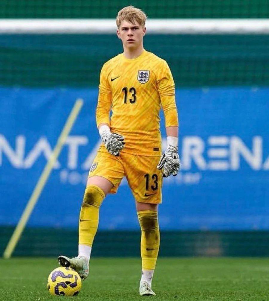 留一年, 中发挥了关, 英国