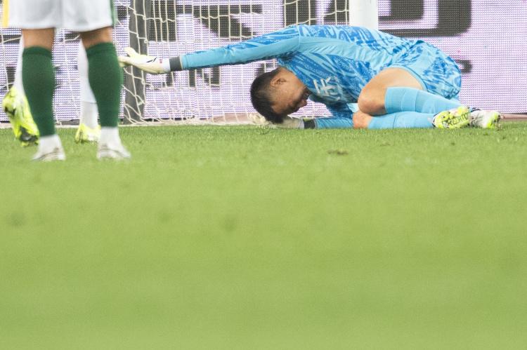 节严重受伤, 比方说踩地