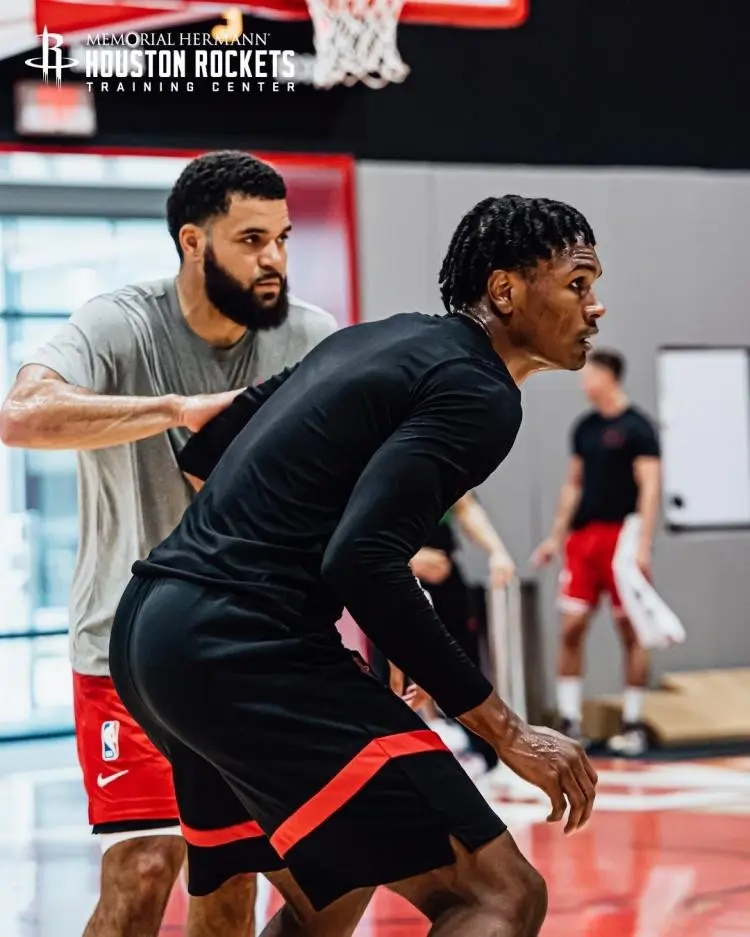 与球迷合影, 状态良好, 们开始正式