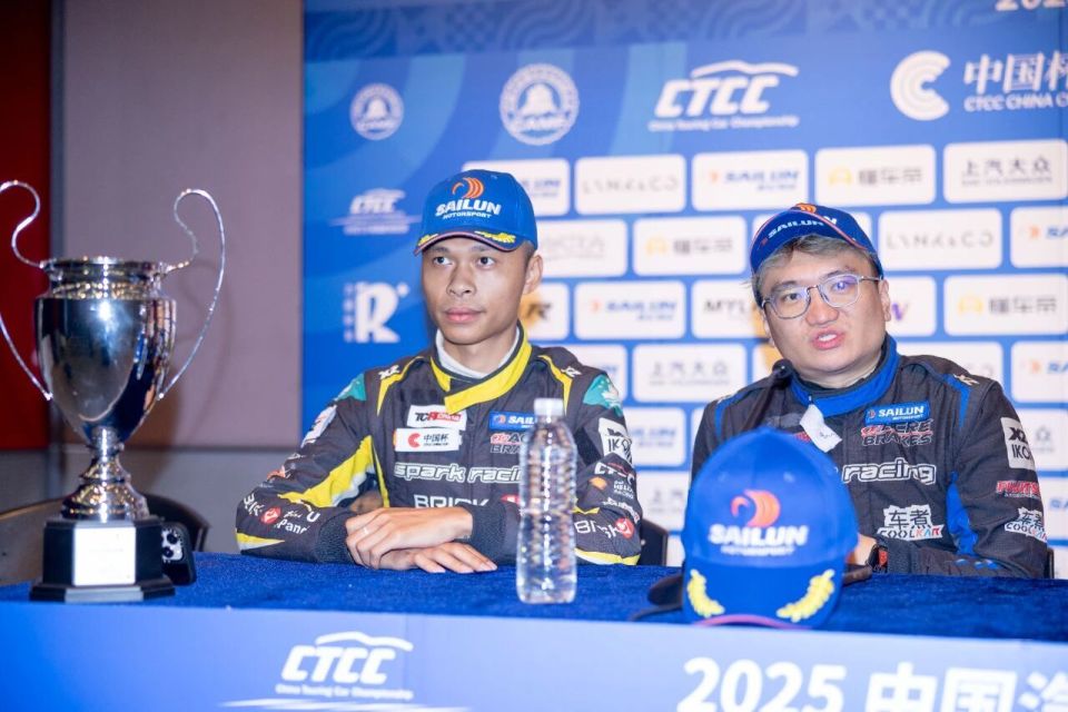 崔静瑜收获, 梁锦升, 赛车场正式