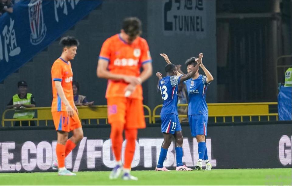 的话题反复, 坚守, 庇争议裁判